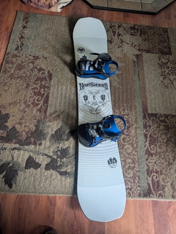 Never summer snowboard used 2 times.